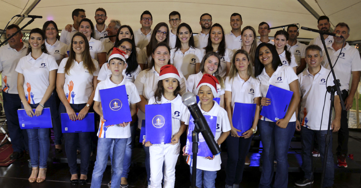 Leia mais sobre o artigo Cantata de Natal do Projeto Mão Amiga da Balestro emociona público na Praça Rui Barbosa